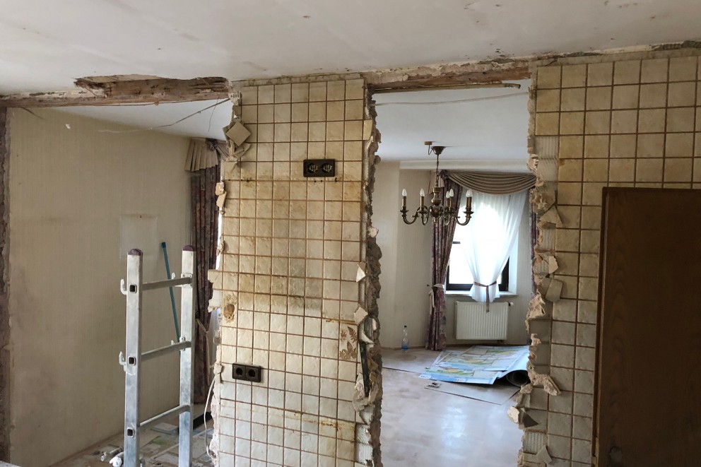 Die tragende Küchenwand mit freigelegtem Holzbalken vom 70 Jahre alten Haus, das Marc Litz aus Coburg umgebaut hat. Die noch stehenden Wandteile stützen die Decke Die tragende Küchenwand mit freigelegtem Holzbalken vom 70 Jahre alten Haus, das Marc Litz aus Coburg umgebaut hat. Die noch stehenden Wandteile stützen die Decke