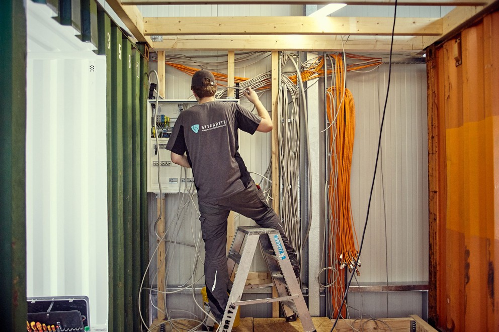 Rund zwei Kilometer an Strom und Datenkabeln werden verlegt. Rund zwei Kilometer an Strom und Datenkabeln werden verlegt.