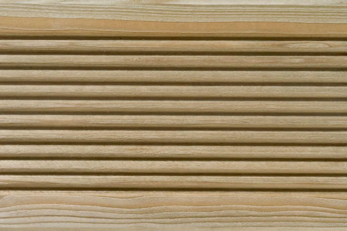 Holzfassade mit Nut- und Feder-Profil
