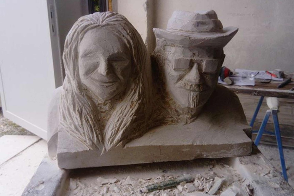 Zur Hochzeit seines Schwiegervaters fertigt Alexander Macher ein Portrait des Brautpaares aus Sandstein. Zur Hochzeit seines Schwiegervaters fertigt Alexander Macher ein Portrait des Brautpaares aus Sandstein.