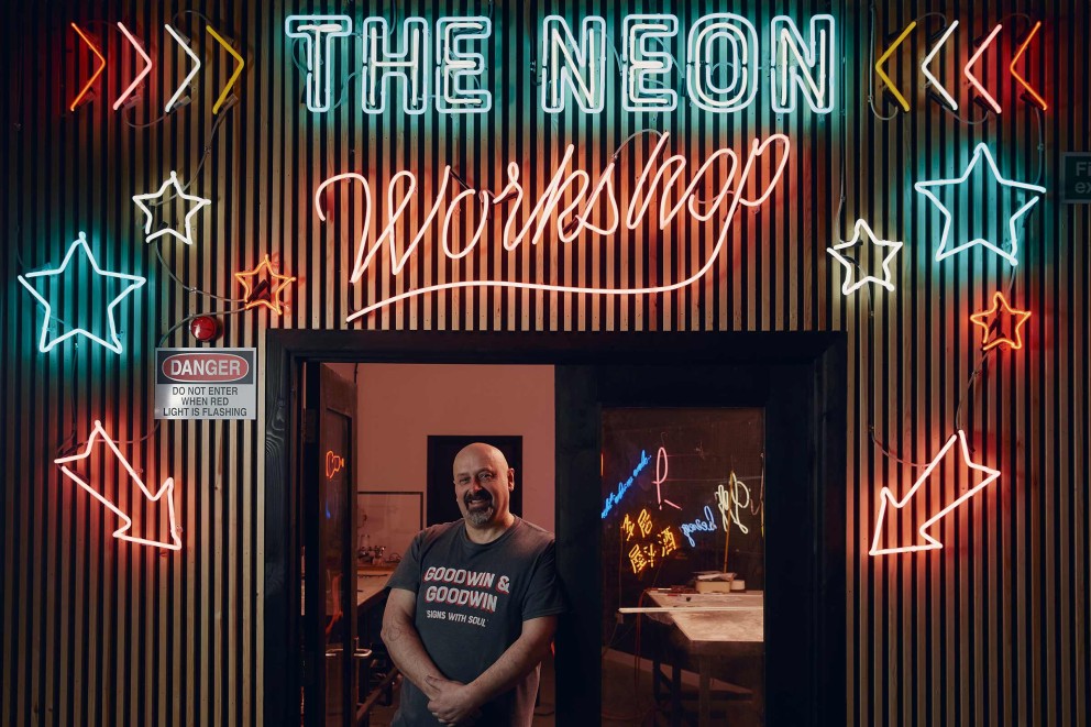 Herr übers Neonlicht: Paul Charlton. In der Londoner Firma Goodwin & Goodwin stellt er Neon Logos und Schilder her. Herr übers Neonlicht: Paul Charlton. In der Londoner Firma Goodwin & Goodwin stellt er Neon Logos und Schilder her.