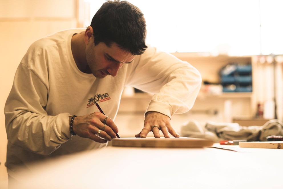Sam Hunt designt und baut in seiner Werkstatt bei Bristol Skateboards. Sam Hunt designt und baut in seiner Werkstatt bei Bristol Skateboards.