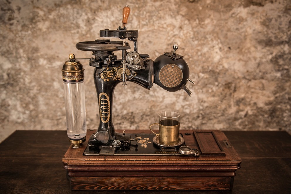 Die Steampunk Kaffeemaschine, ursprünglich eine alte Pfaff Nähmaschine Die Steampunk Kaffeemaschine, ursprünglich eine alte Pfaff Nähmaschine