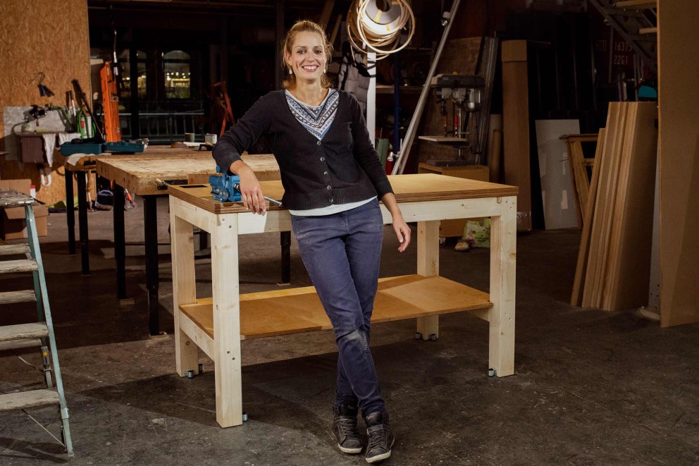 Autorin Esther Acason steht stolz vor ihrer selbst gebauten Werkbank. Autorin Esther Acason steht stolz vor ihrer selbst gebauten Werkbank.