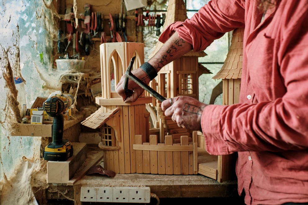 Feinarbeit: Rob klopft mit dem Hammer kleine Nägel ins Holz, so entsteht ein rundes Turmzimmer Feinarbeit: Rob klopft mit dem Hammer kleine Nägel ins Holz, so entsteht ein rundes Turmzimmer