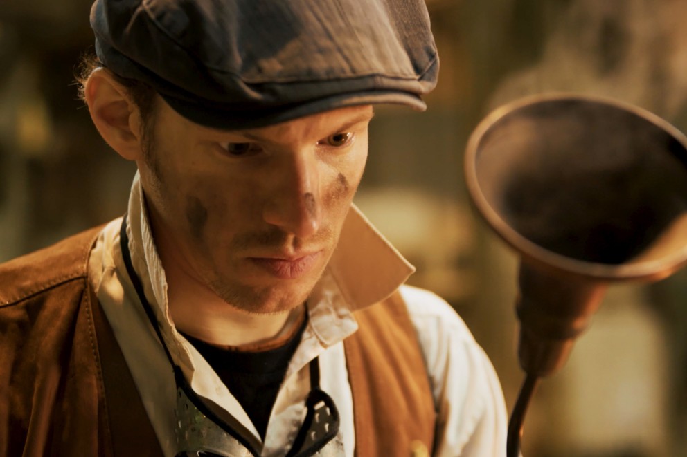 Raphaelius Alva Grußer ist vertieft in seine Arbeit. Steampunk ist seine Leidenschaft Raphaelius Alva Grußer ist vertieft in seine Arbeit. Steampunk ist seine Leidenschaft
