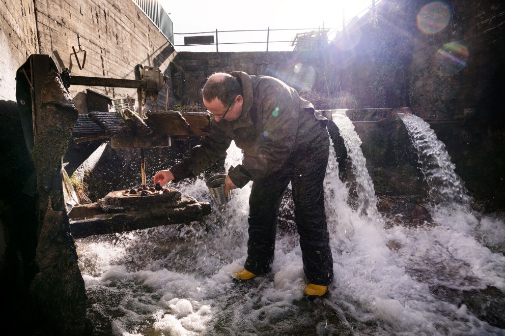 Nasse Ernte: Stefan steht im rauschenden Wasser und prüft die Kugeln, die im geöffneten Mahlwerk liegen. Nasse Ernte: Stefan steht im rauschenden Wasser und prüft die Kugeln, die im geöffneten Mahlwerk liegen.