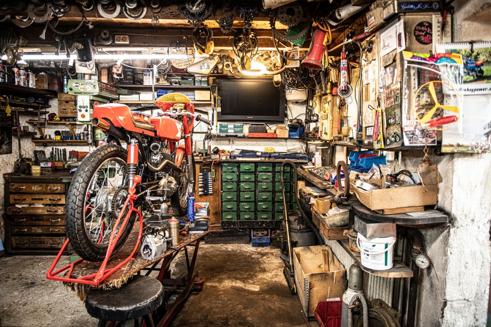 Die Werkstatt von Andi Feldmann mit einem roten Motorrad und diversen Werkzeugen. Die Werkstatt von Andi Feldmann mit einem roten Motorrad und diversen Werkzeugen.