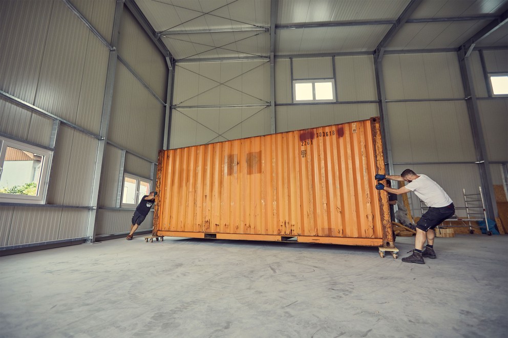 So ging’s weiter in der Halle – per Hand. Ein leerer 20 Fuß Container wiegt rund zwei Tonnen. So ging’s weiter in der Halle – per Hand. Ein leerer 20 Fuß Container wiegt rund zwei Tonnen.