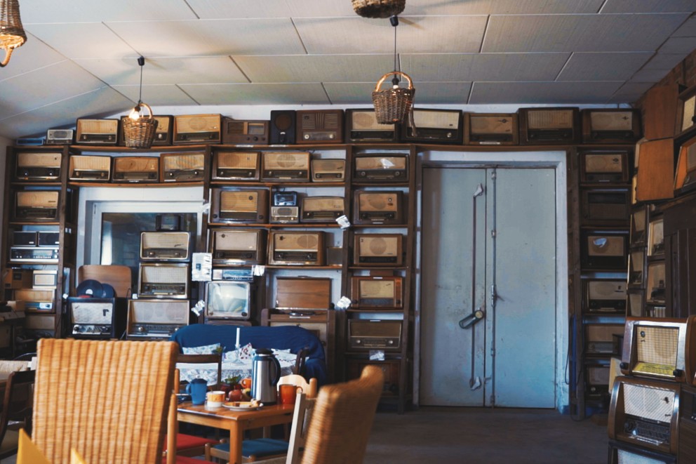 Eine Wand voll mit alten Radios; Eine Wand voll mit alten Radios;