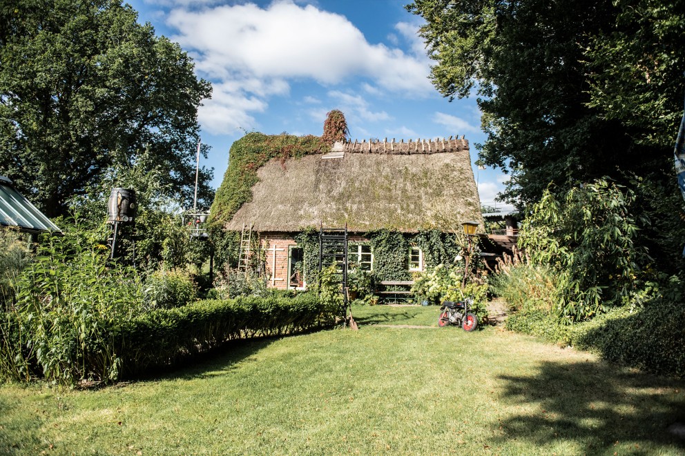 Das Haus von Andi Feldmann mit Strohdach und großem Garten. Das Haus von Andi Feldmann mit Strohdach und großem Garten.