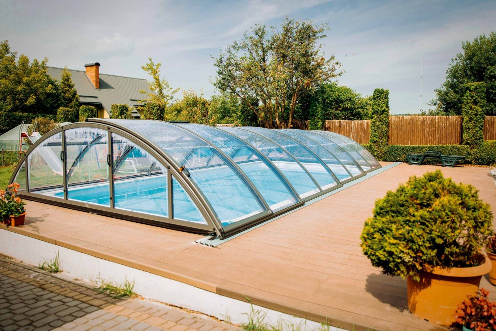 Schwimmbadüberdachung im Außenbereich auf Holzterrasse