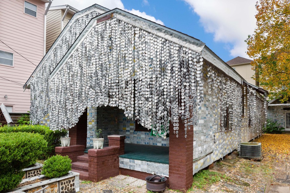 John Milkovisch hat die Fassade seines Haus in Texas mit 50.000 Bierdosen verkleidet. John Milkovisch hat die Fassade seines Haus in Texas mit 50.000 Bierdosen verkleidet.