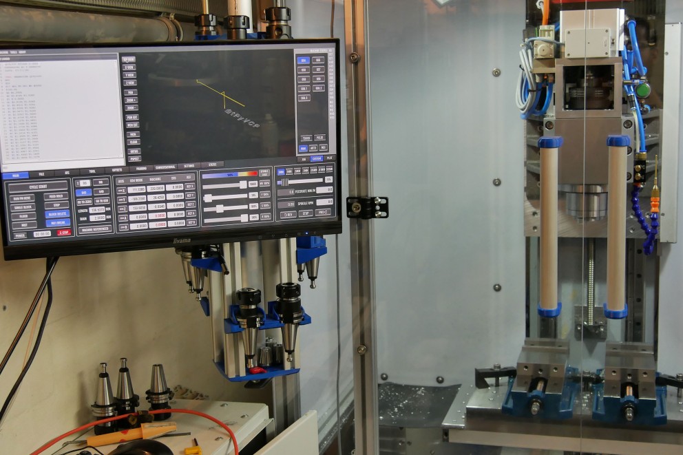 Selbst gebaute CNC Fräse mit Steuerungstechnik Selbst gebaute CNC Fräse mit Steuerungstechnik