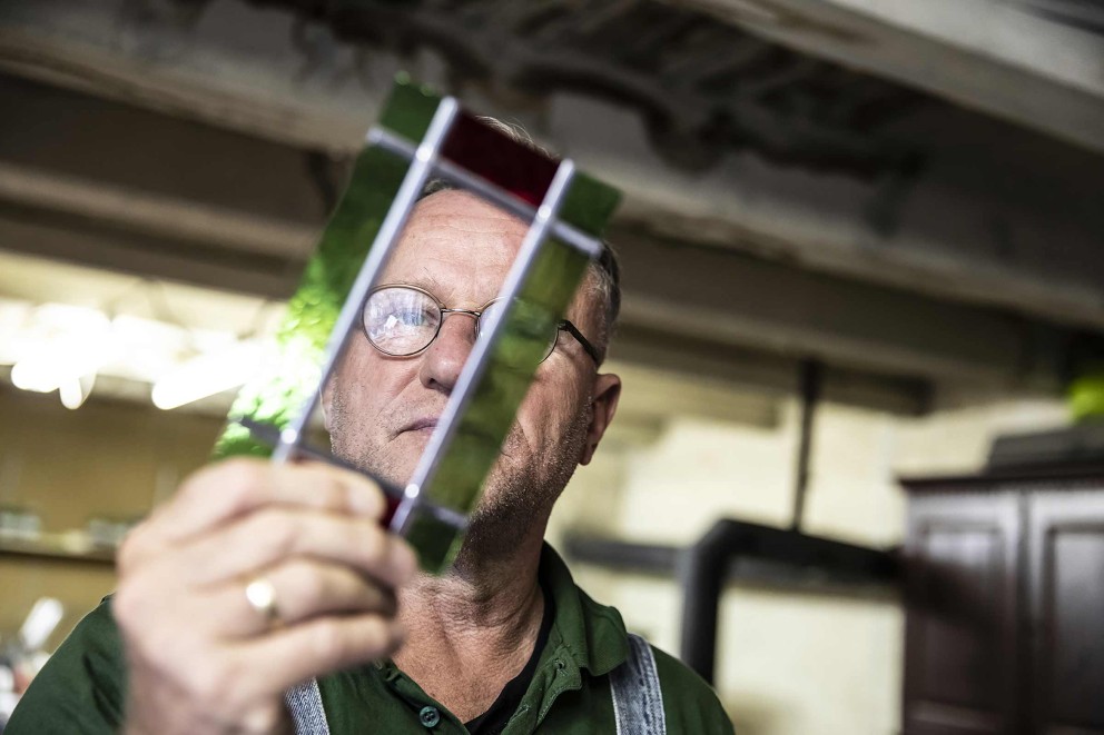 Täglich ab halb 9 arbeitet Joachim Schmidt in seiner Laternen Werkstatt in Zwickau.