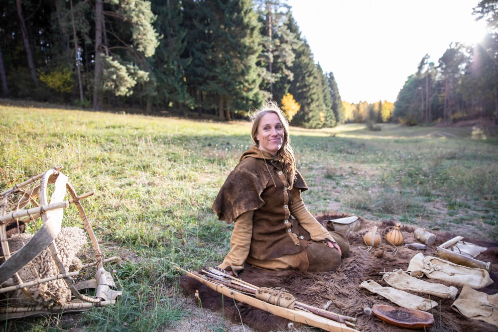 Klara Maria Schulke, Wildnistrainerin aus Brandenburg, verknüpft die ursprüngliche Welt mit der modernen Welt. Klara Maria Schulke, Wildnistrainerin aus Brandenburg, verknüpft die ursprüngliche Welt mit der modernen Welt.