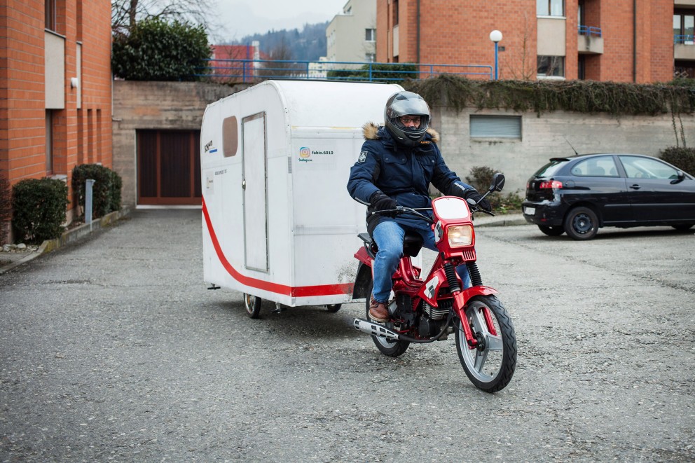 Fabio Gugliotta fährt auf seinem Moped mit seinem selbstgebauten Wohnwagen Anhänger Fabio Gugliotta fährt auf seinem Moped mit seinem selbstgebauten Wohnwagen Anhänger