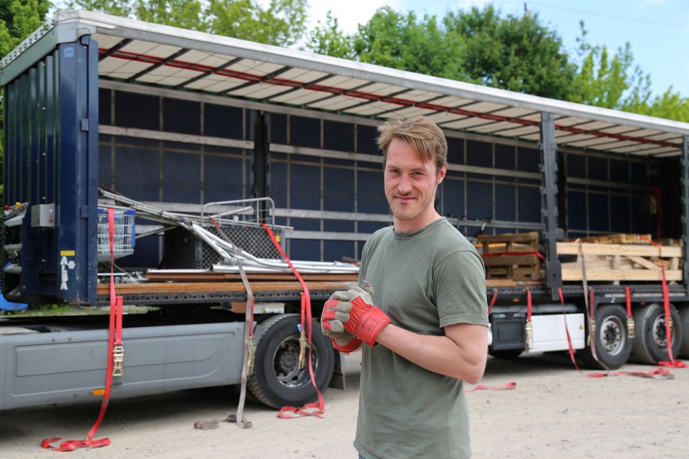 Johannes Heeremann bei der Arbeit am Bau des Floßes „Panther Ray“ Johannes Heeremann bei der Arbeit am Bau des Floßes „Panther Ray“