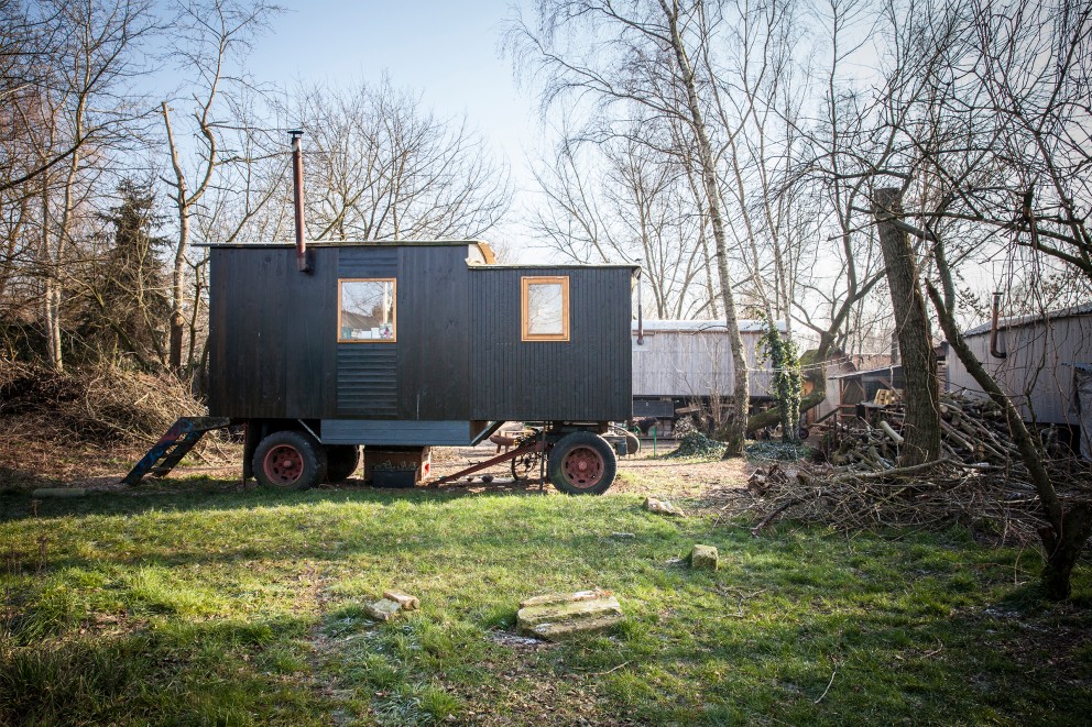 Klaus Madsen, gelernter Tischler, baut seine Tiny Houses im Wagendorf Karow in Berlin selbst – aus alten Bauwagen. Klaus Madsen, gelernter Tischler, baut seine Tiny Houses im Wagendorf Karow in Berlin selbst – aus alten Bauwagen.
