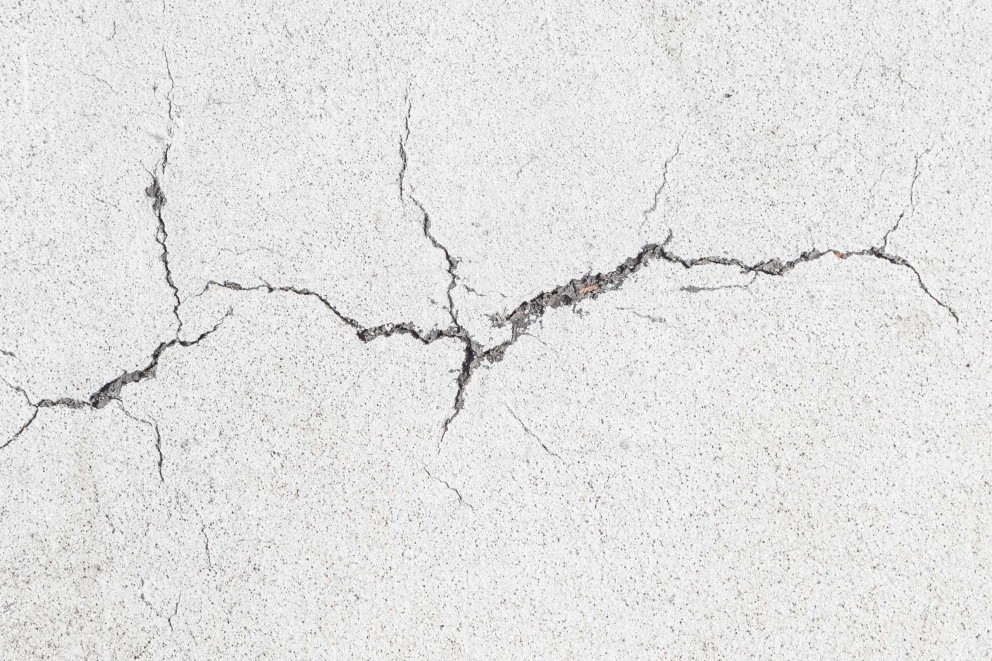 Nahaufnahme einer Betonwand mit Rissen
