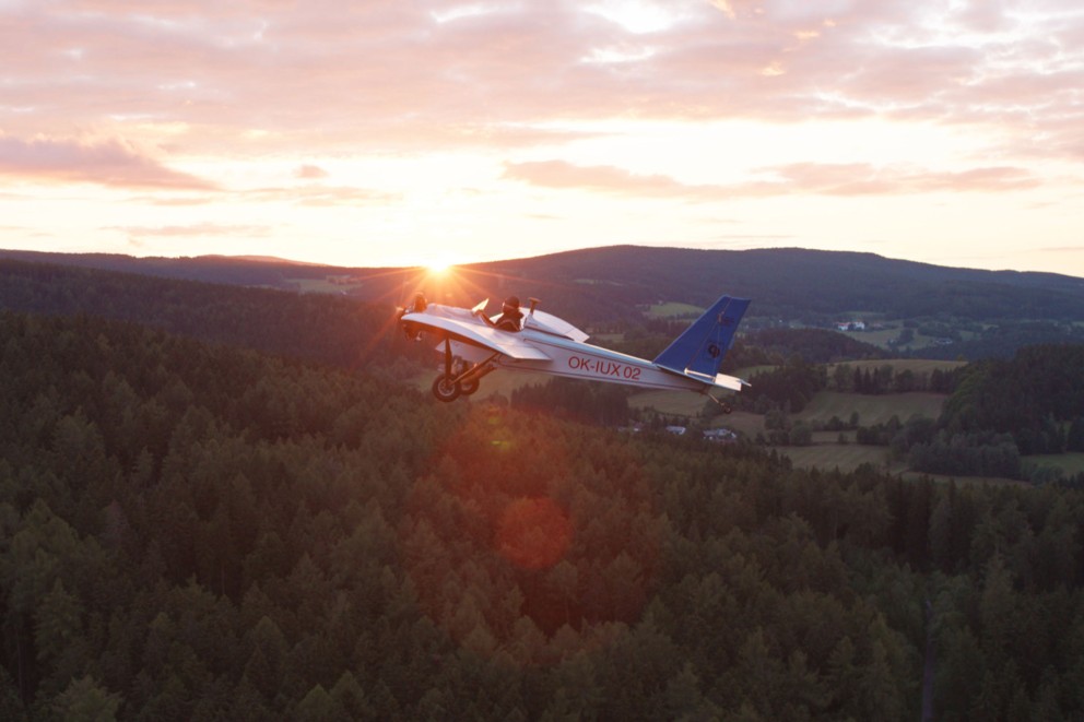 František Hadrava fliegt in seinem selbst gebauten Flugzeug über Vimperk František Hadrava fliegt in seinem selbst gebauten Flugzeug über Vimperk
