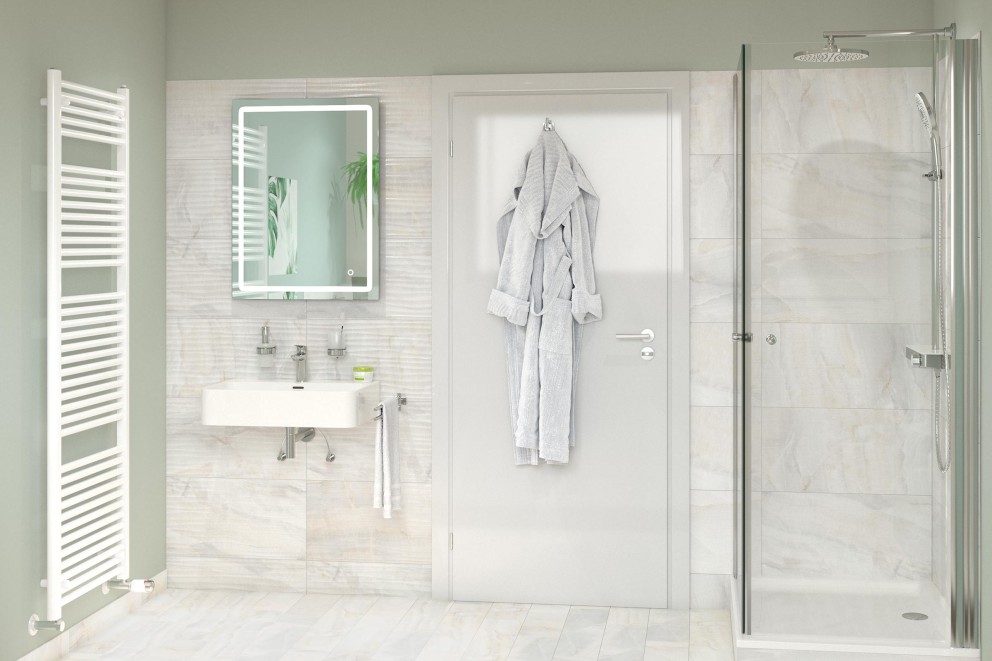 Badezimmer mit Handtuchwärmer, Waschtisch, Spiegel, Bademantel an Tür und Dusche