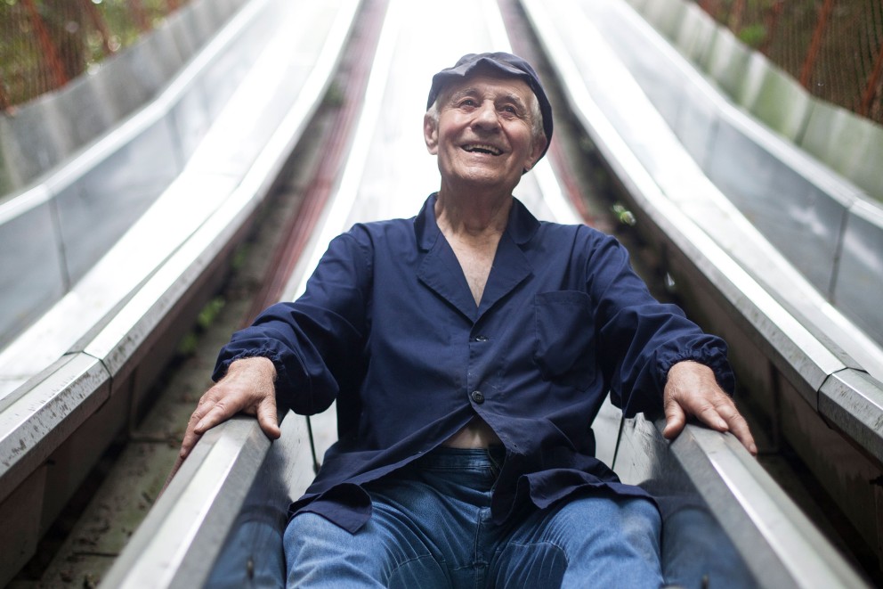 Bruno Ferrin auf einer Rutsche in seinem selbstgebauten Freizeitpark; Bruno Ferrin auf einer Rutsche in seinem selbstgebauten Freizeitpark;