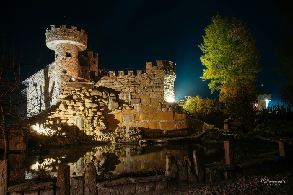 Magisches Leuchten: Die fertige „Jakubzburg“ wird bei Nacht angestrahlt. Magisches Leuchten: Die fertige „Jakubzburg“ wird bei Nacht angestrahlt.
