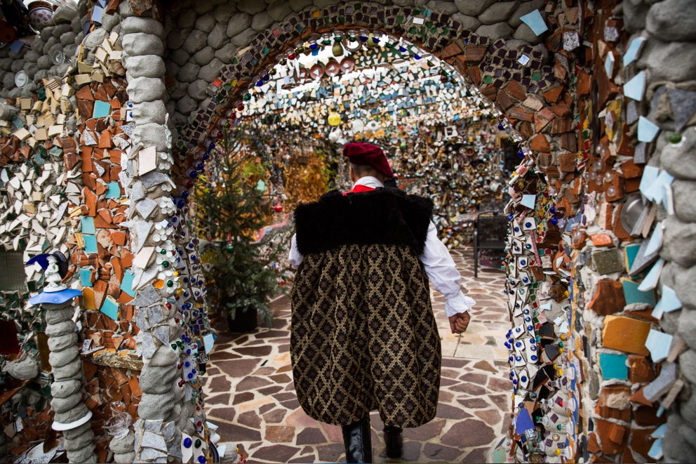 Steffen Modrach in seinem Schloss Lilllliput, umgeben von Scherben und Säulen Steffen Modrach in seinem Schloss Lilllliput, umgeben von Scherben und Säulen