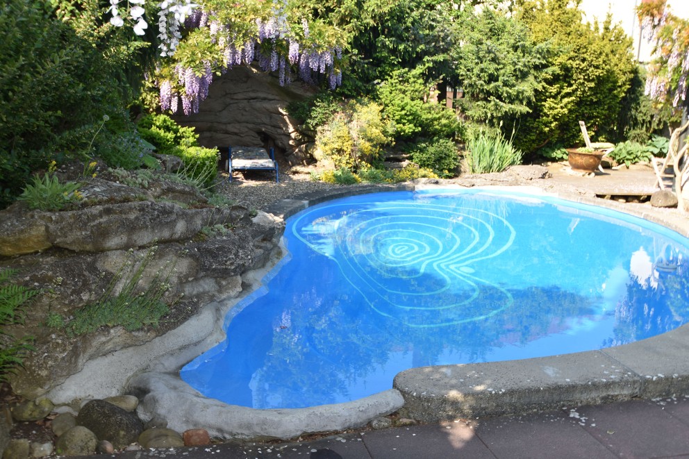 Pool und Grotte, dazu gibt es noch einen langen Badeteich: 850 Quadratmeter groß ist Wolfgangs Zementgartenreich. Pool und Grotte, dazu gibt es noch einen langen Badeteich: 850 Quadratmeter groß ist Wolfgangs Zementgartenreich.