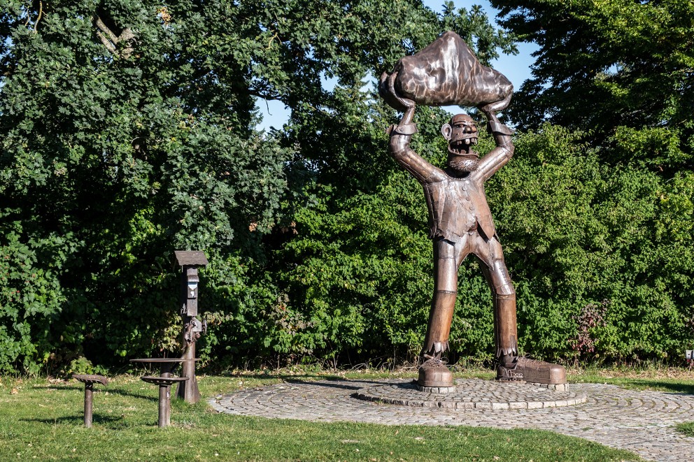 Der Riese steht in Ulsnis, einer Kleinstadt in Schleswig Holstein. Der Riese steht in Ulsnis, einer Kleinstadt in Schleswig Holstein.