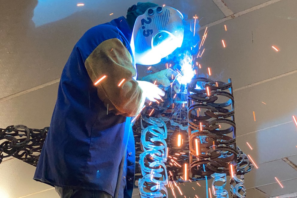 Handarbeit: Stephan schweißt die Hufeisen Stück für Stück aneinander. Handarbeit: Stephan schweißt die Hufeisen Stück für Stück aneinander.
