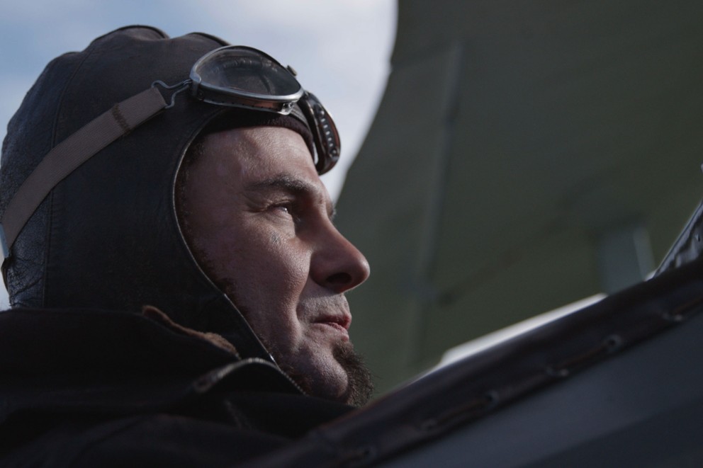 František Hadrava trägt eine alte Fliegerbrille und Kopfbedeckung in seinem selbst gebauten Flugzeug František Hadrava trägt eine alte Fliegerbrille und Kopfbedeckung in seinem selbst gebauten Flugzeug