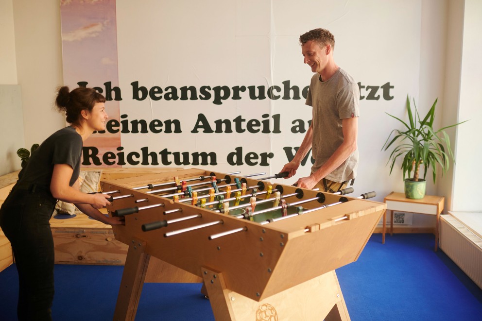 Kann losgehen: Lili und André am Kicker. Kann losgehen: Lili und André am Kicker.