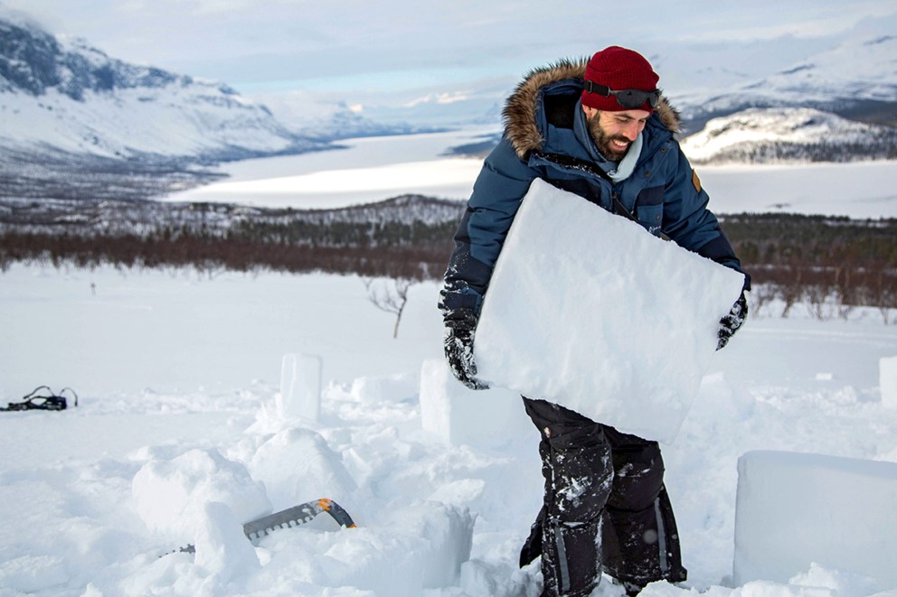 Sascha trägt einen großen Schneeblock. Sascha trägt einen großen Schneeblock.