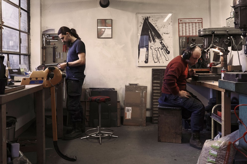 Werkstatt: Mitarbeiter Guillaume und Roland arbeiten in Thiers, Frankreich. Werkstatt: Mitarbeiter Guillaume und Roland arbeiten in Thiers, Frankreich.