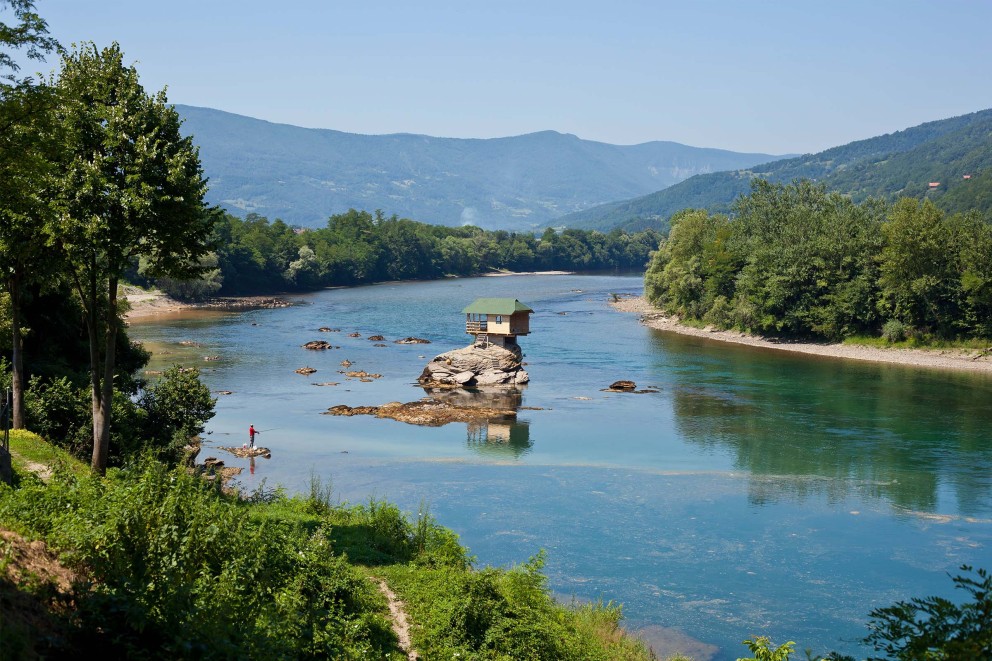 Das Drina Flusshaus ist ein Schutzhütte für Wasserwanderer und steht auf einem Felsen mitten im Grenzfluss Drina zwischen Serbien, Bosnien und Herzegowina. Das Drina Flusshaus ist ein Schutzhütte für Wasserwanderer und steht auf einem Felsen mitten im Grenzfluss Drina zwischen Serbien, Bosnien und Herzegowina.