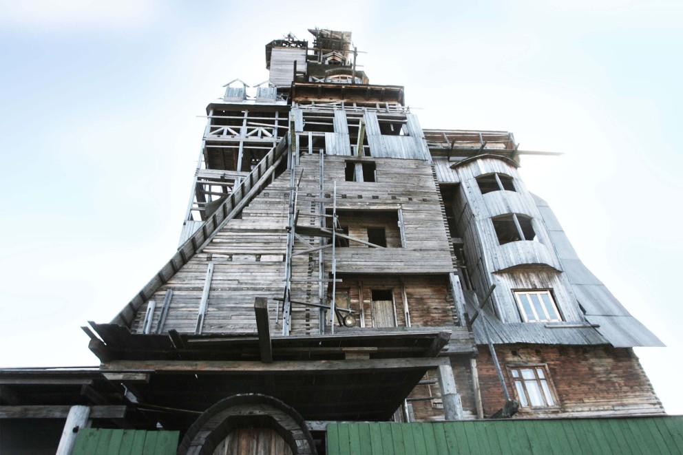 Das höchste Holzhaus mit 13 Stockwerken hat Nikolai Sutyagin in Archangelsk in Russland gebaut. Das höchste Holzhaus mit 13 Stockwerken hat Nikolai Sutyagin in Archangelsk in Russland gebaut.