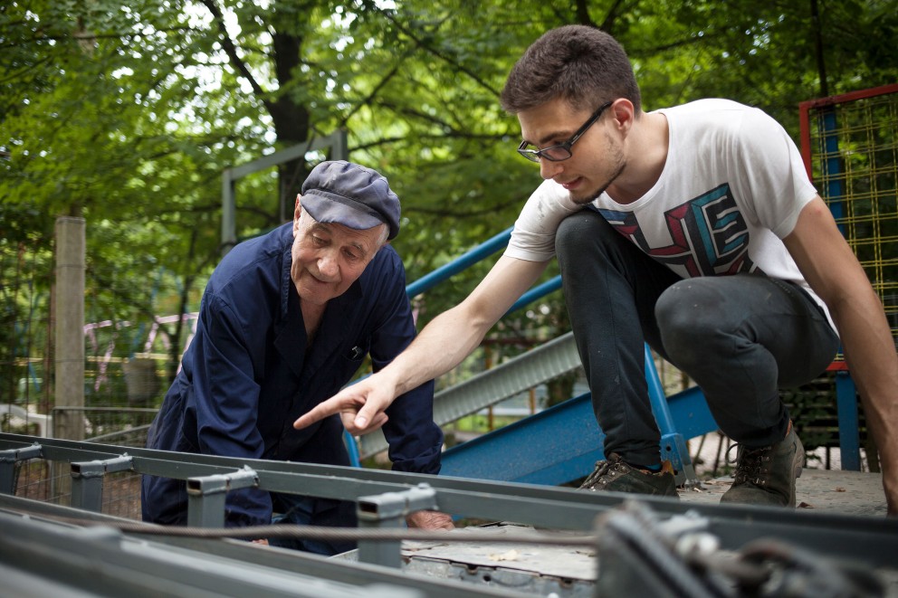 Bruno und Francesco inspizieren das Katapult im selbstgebauten Freizeitpark; Bruno und Francesco inspizieren das Katapult im selbstgebauten Freizeitpark;