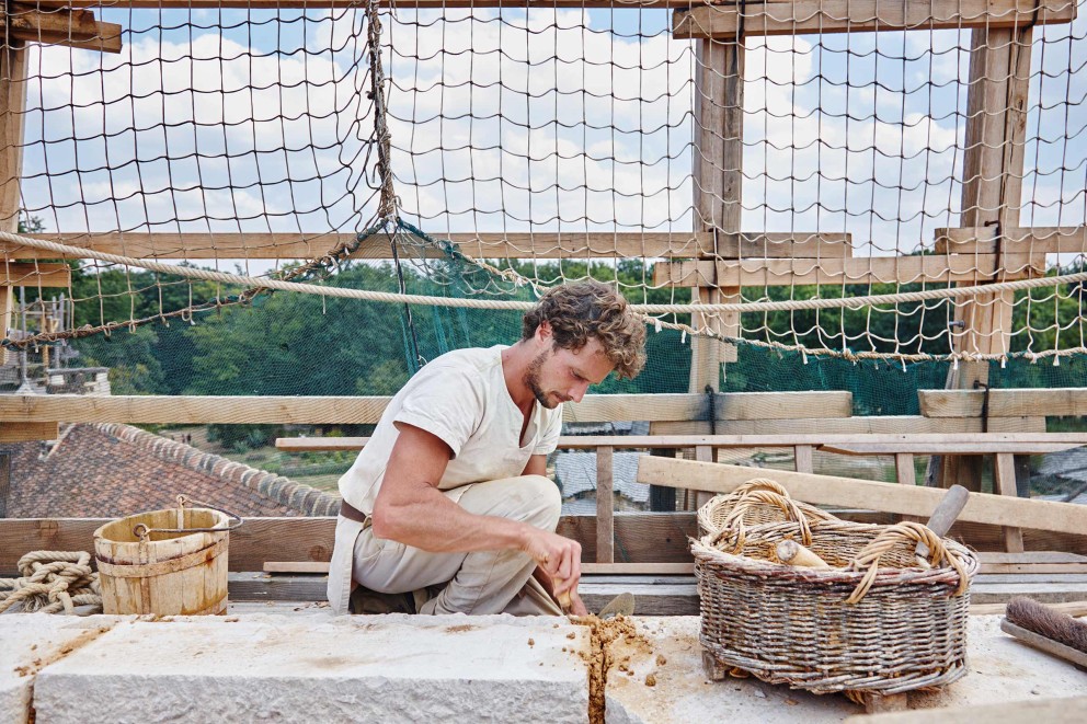 Die Arbeit in rund 25 Metern Höhe macht Maurer Baptiste Fabre nichts aus. Der Franzose schließt gerade die letzten Maurerarbeiten am Kapellen Turm ab, der zur mittelalterlichen Burg Guédelon gehört. Die Arbeit in rund 25 Metern Höhe macht Maurer Baptiste Fabre nichts aus. Der Franzose schließt gerade die letzten Maurerarbeiten am Kapellen Turm ab, der zur mittelalterlichen Burg Guédelon gehört.