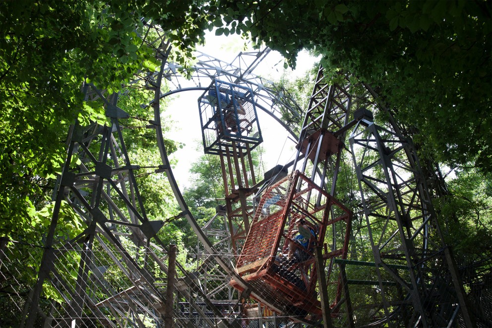 Das Rad des Todes im Freizeitpark von Bruno Ferrin; Das Rad des Todes im Freizeitpark von Bruno Ferrin;