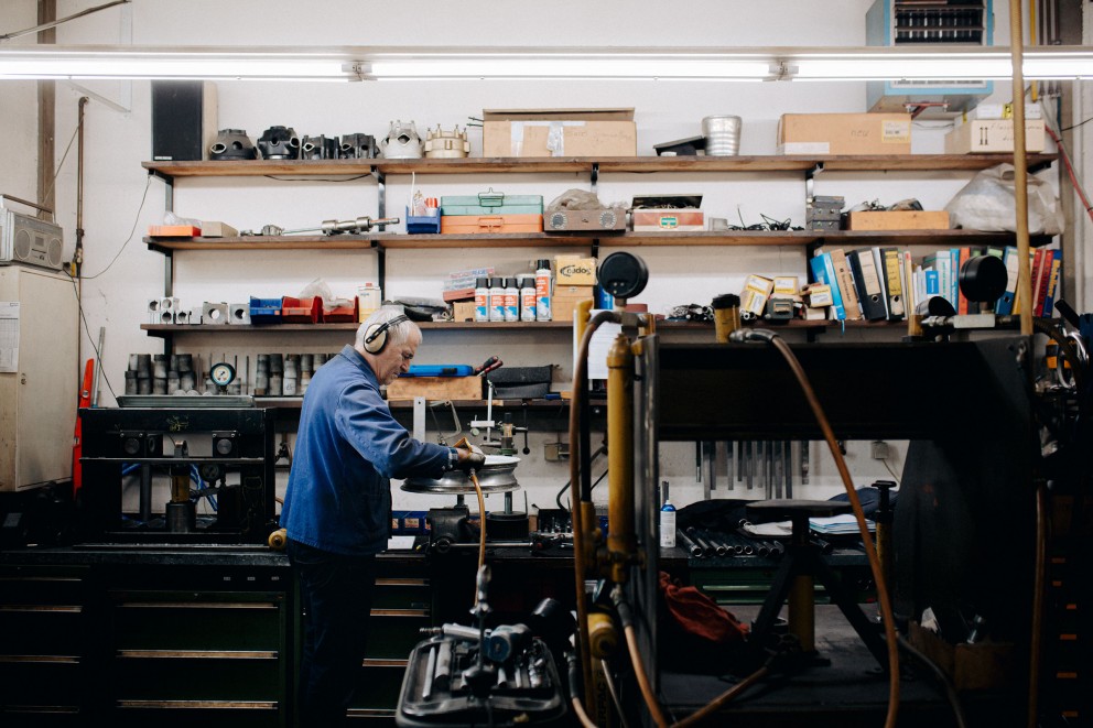 Die Werkstatt von Harald Geiling in Mainz ist darauf spezialisiert, Motorradfelgen zu reparieren. Harald war der Erste, der auf diese Idee kam. Seine Kundschaft wohnt in ganz Deutschland. Die Werkstatt von Harald Geiling in Mainz ist darauf spezialisiert, Motorradfelgen zu reparieren. Harald war der Erste, der auf diese Idee kam. Seine Kundschaft wohnt in ganz Deutschland.