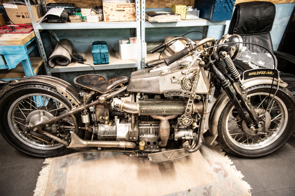 Eigenbau Motorrad vor Regal in einer Werkstatt. Eigenbau Motorrad vor Regal in einer Werkstatt.