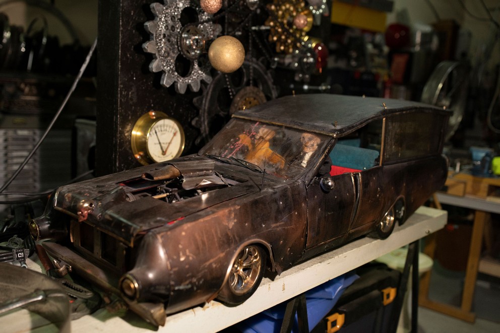 „The Hearse“ – der Leichenwagen –, der bislang größte und mit 23 Kilo auch schwerste „Speed Devil“, den Steampunk Künstler Georges Ayusawa gebaut hat. Gesteuert wird er vom skelettierten Gaunerpärchen Bonnie & Clyde. Und natürlich gibt es im Kofferraum auch einen Sarg – mit „echter“ Leiche darin. „The Hearse“ – der Leichenwagen –, der bislang größte und mit 23 Kilo auch schwerste „Speed Devil“, den Steampunk Künstler Georges Ayusawa gebaut hat. Gesteuert wird er vom skelettierten Gaunerpärchen Bonnie & Clyde. Und natürlich gibt es im Kofferraum auch einen Sarg – mit „echter“ Leiche darin.