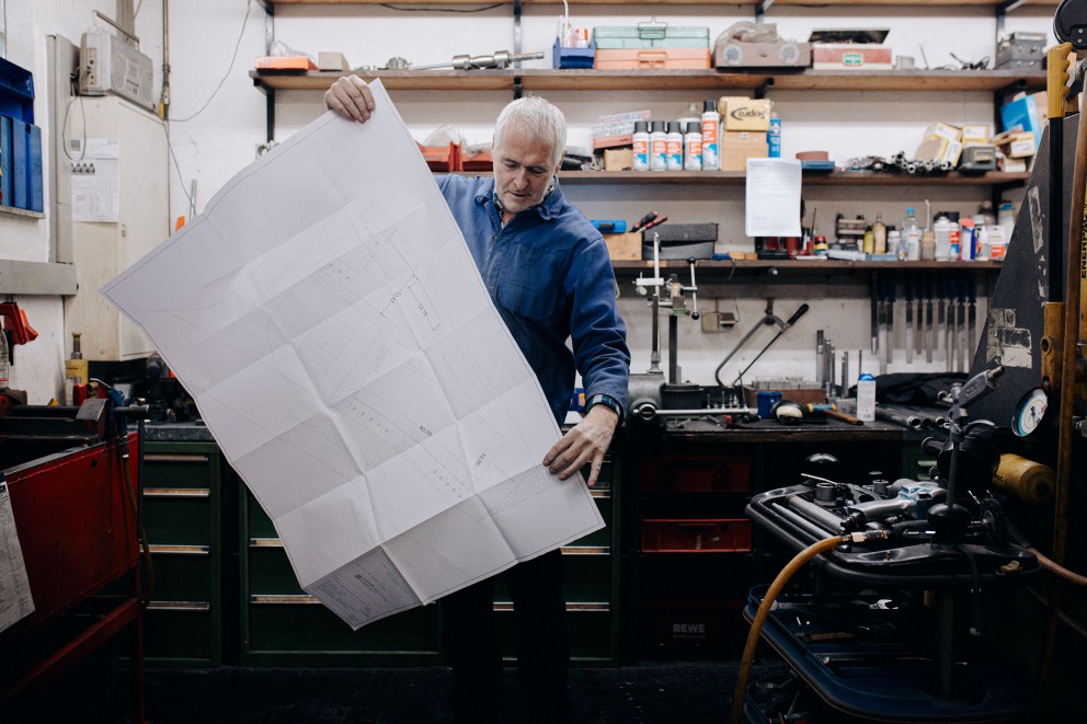 Freizeit kennt Harald Geiling nicht. Auf ein großes Stück Papier hat er schon eines seiner nächsten Projekte gezeichnet: eine Motorradwerkstatt mit 3000 Quadratmeter Fläche. Natürlich selbst gebaut. Freizeit kennt Harald Geiling nicht. Auf ein großes Stück Papier hat er schon eines seiner nächsten Projekte gezeichnet: eine Motorradwerkstatt mit 3000 Quadratmeter Fläche. Natürlich selbst gebaut.