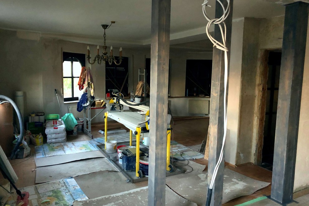 Die tragenden Wandreste wurden durch vertikale Stützbalken aus Holz ersetzt. Ein Teil des Esszimmers dient Filmemacher und Eigenheimbesitzer Marc Litz als Arbeitsort und Lagerfläche der Baumaterialien. Er hat sich in Coburg ein 70 Jahre altes Haus gekauft und es saniert Die tragenden Wandreste wurden durch vertikale Stützbalken aus Holz ersetzt. Ein Teil des Esszimmers dient Filmemacher und Eigenheimbesitzer Marc Litz als Arbeitsort und Lagerfläche der Baumaterialien. Er hat sich in Coburg ein 70 Jahre altes Haus gekauft und es saniert