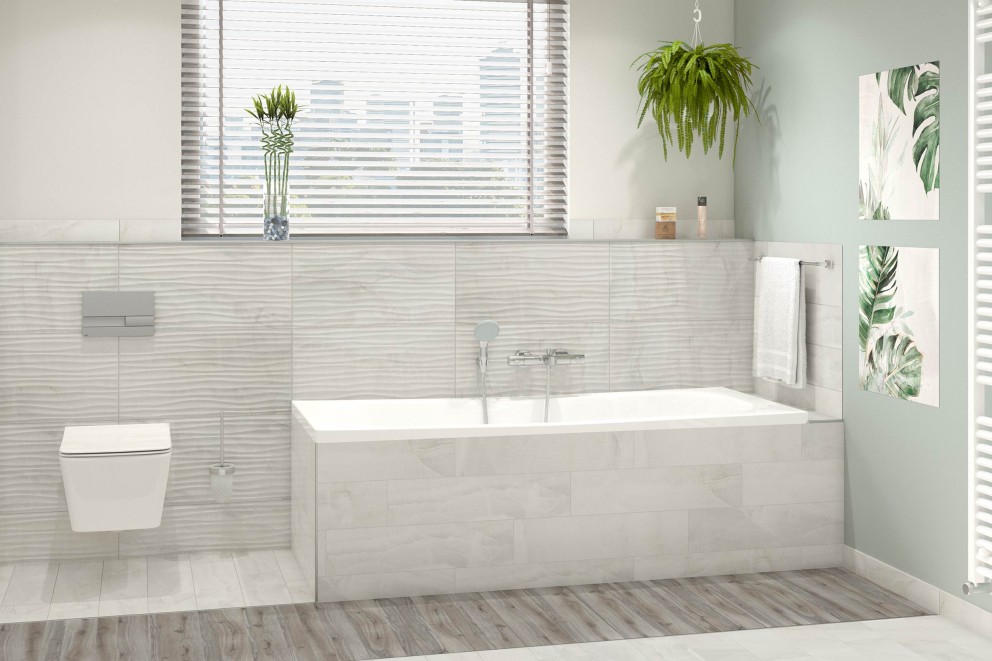 Helles Badezimmer mit Badewanne, Toilette, Waschbecken und Dekoration