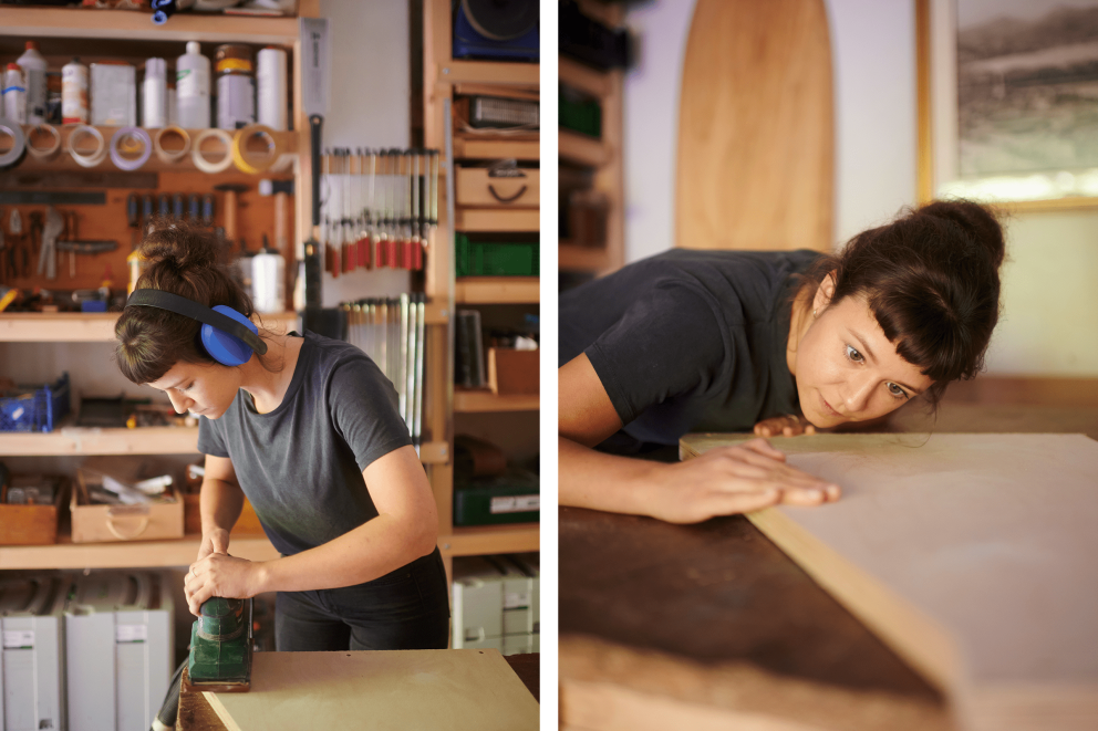 Nachdem die Fräse das Holz zugeschnitten hat, schleift Lili. Immer wieder prüft sie, ob sie einen Fleck ausgelassen hat. Nachdem die Fräse das Holz zugeschnitten hat, schleift Lili. Immer wieder prüft sie, ob sie einen Fleck ausgelassen hat.