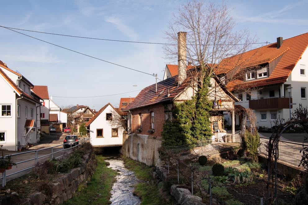Die Kugelmanufaktur: ein altes Waschhaus von 1888. Die Mühlsteine sind 50 Meter entfernt im Bach. Die Kugelmanufaktur: ein altes Waschhaus von 1888. Die Mühlsteine sind 50 Meter entfernt im Bach.