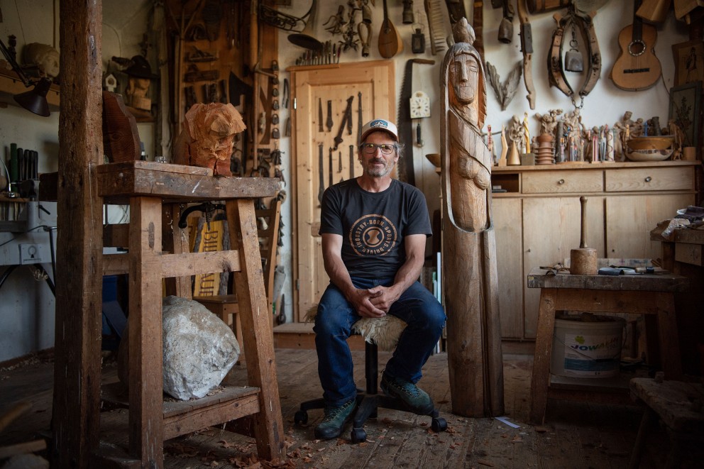 Sebastian in seiner Werkstatt mit der zweiteiligen Skulptur „Frau mit Hund“, der Hund ist noch in Arbeit. Sebastian in seiner Werkstatt mit der zweiteiligen Skulptur „Frau mit Hund“, der Hund ist noch in Arbeit.